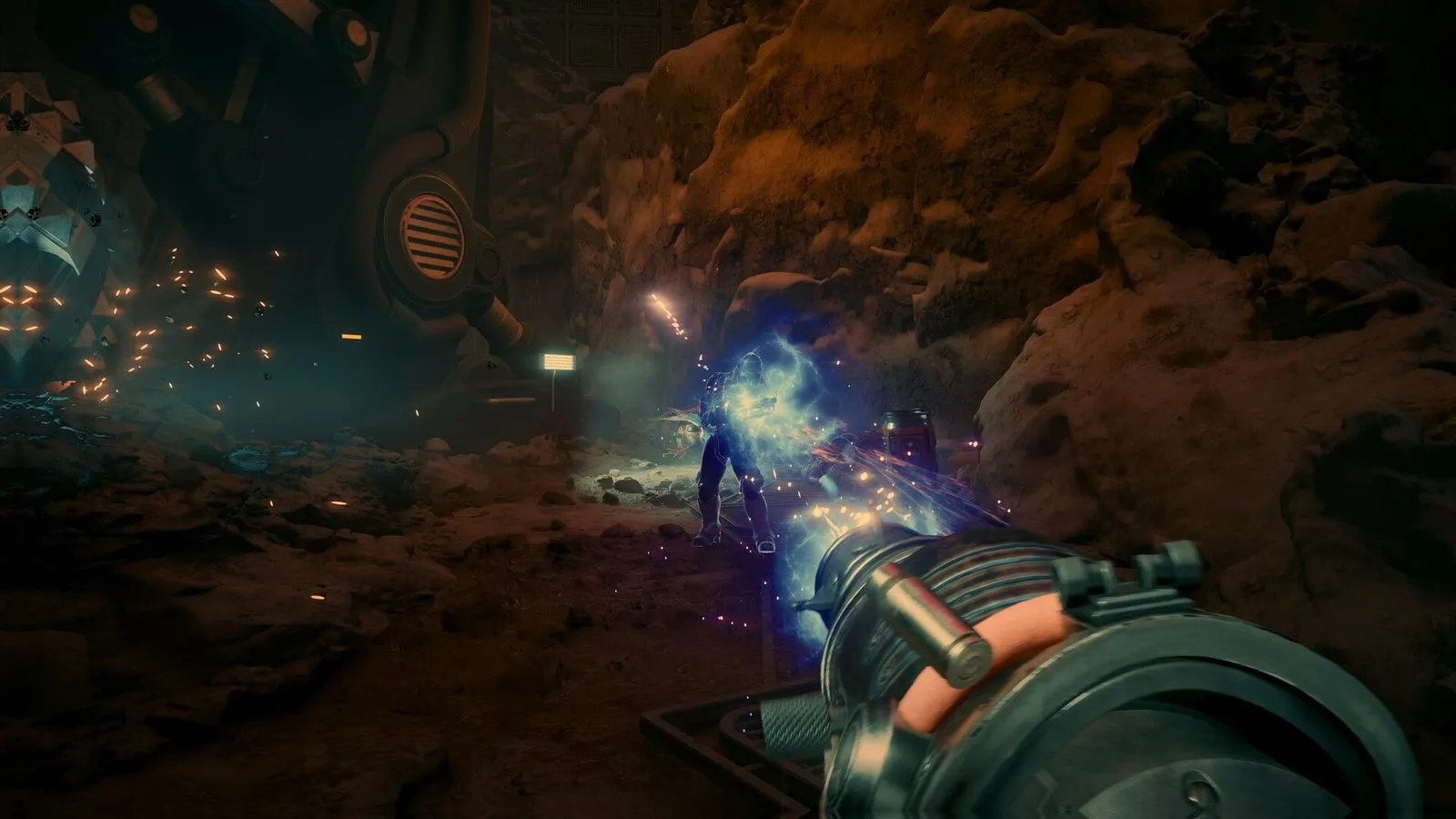 El protagonista dispara un arma de energía azul en una cueva en The Outer Worlds 2