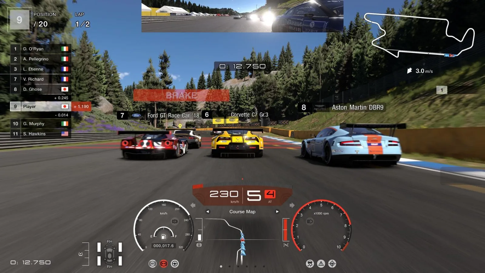 Varios coches de competición en plena carrera con el HUD de Gran Turismo 7