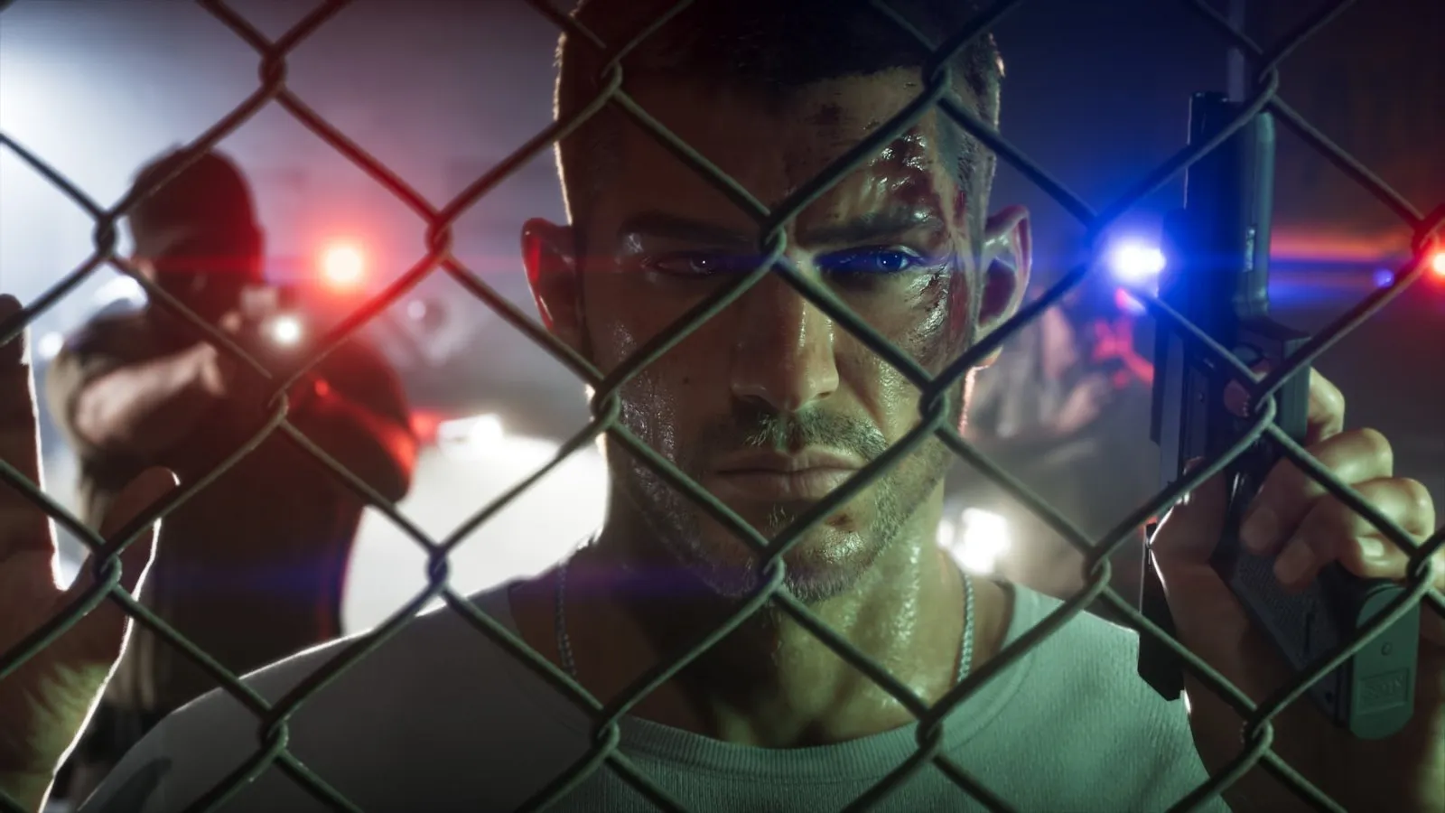 Jason Duval tras una valla metálica con luces de policía en Grand Theft Auto VI