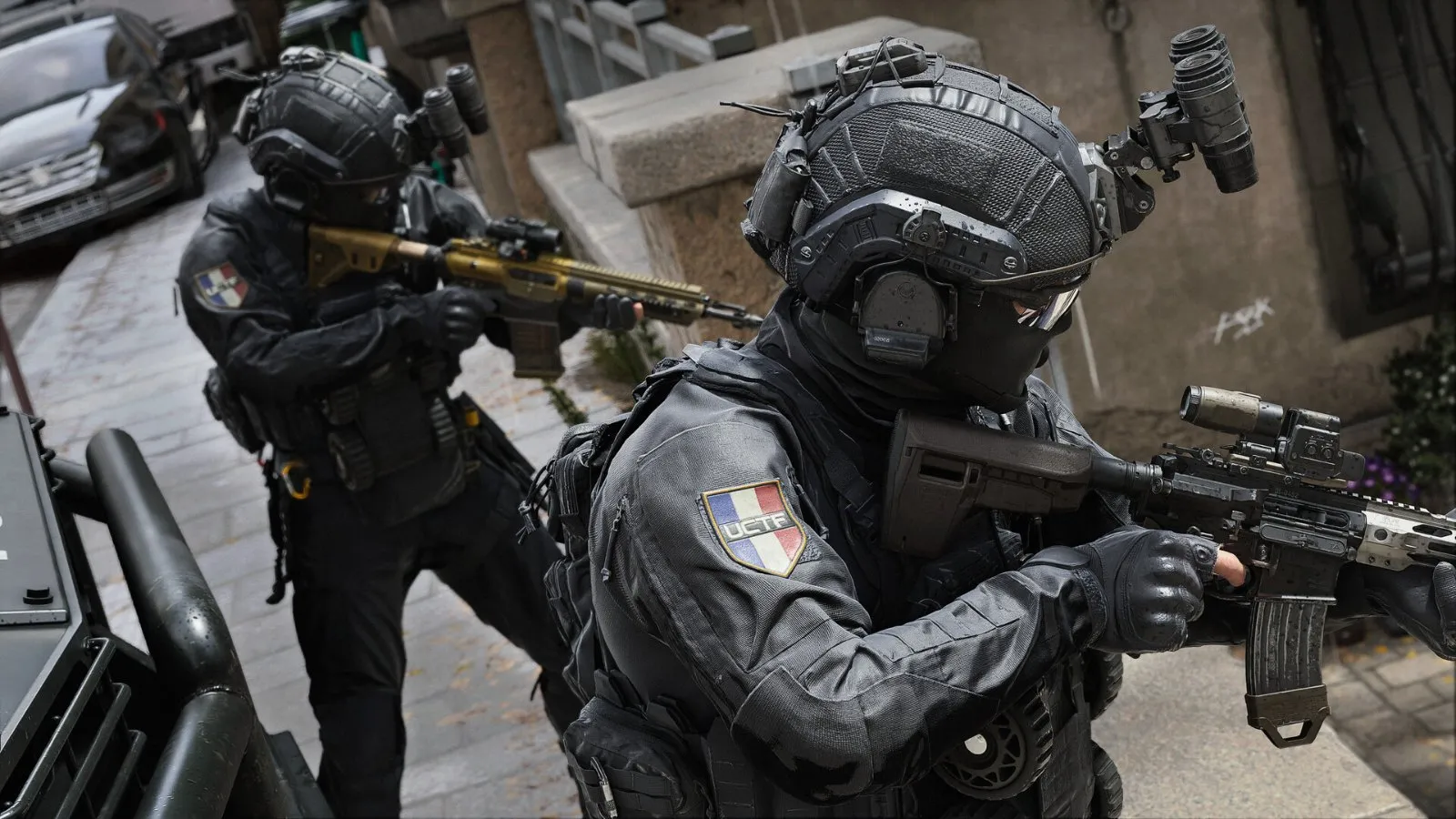 Soldados con equipo táctico avanzan en Call of Duty: Modern Warfare 4