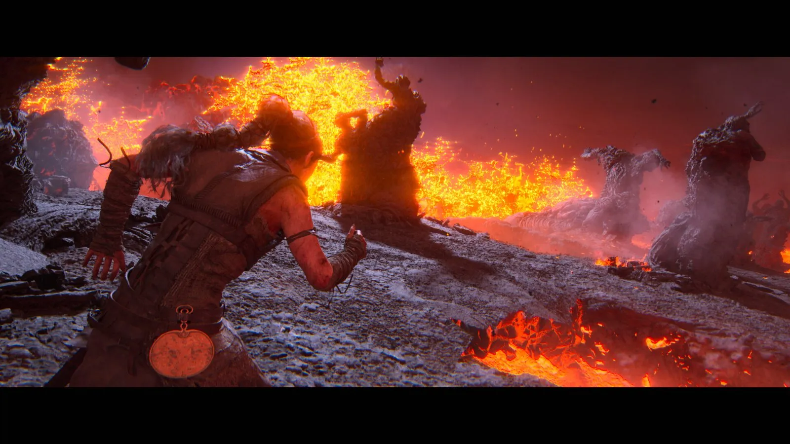 Senua combate entre lava y fuego en Senua's Saga: Hellblade II
