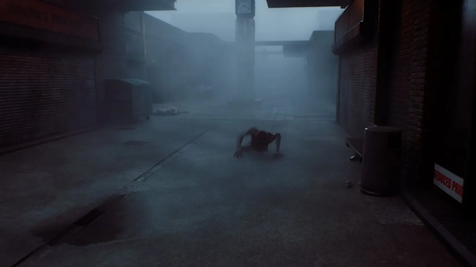 Una criatura avanza a cuatro patas por un callejón cubierto de niebla en Silent Hill: Townfall
